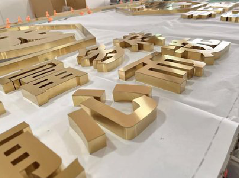 青神拉丝不锈钢字的特点。